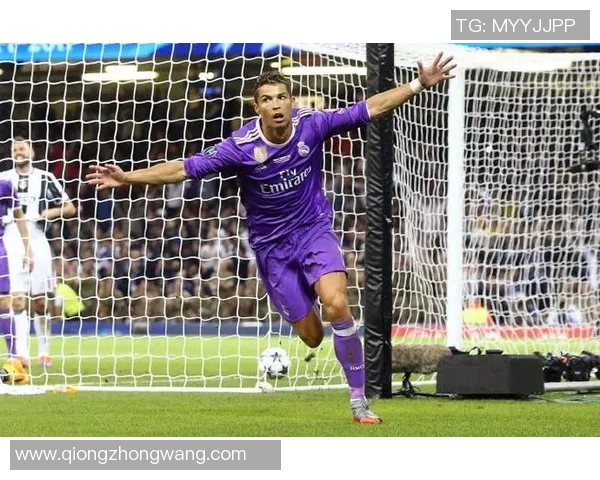 球迷疯狂行为再现欧冠赛场上演抢夺C罗球衣奇观