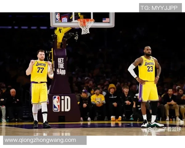 回顾2000年湖人传奇赛季与经典录播精彩瞬间的深度分析